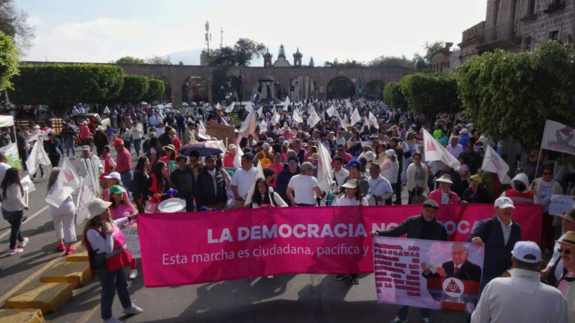 Participandes de la marcha "Por Nuestra Democracia" en Morelia